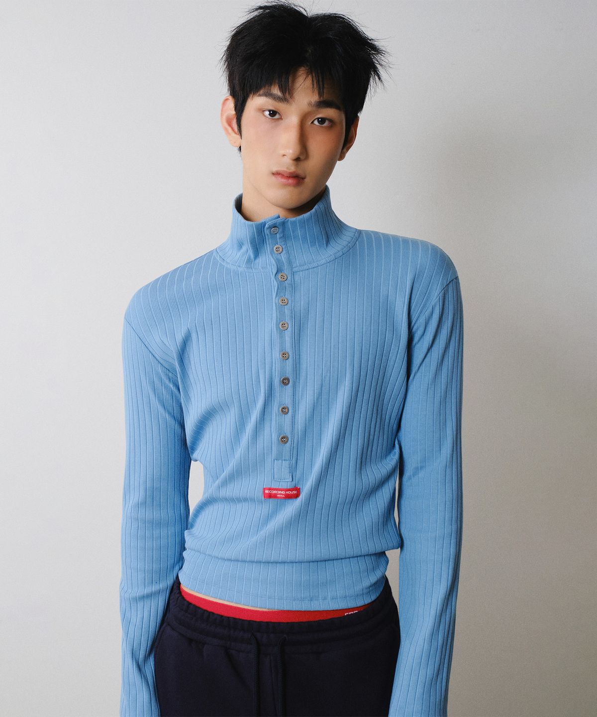 레코딩하우스(RECORDINGHOUSE) REC BUTTON TURTLE-NECK [SKY BLUE]