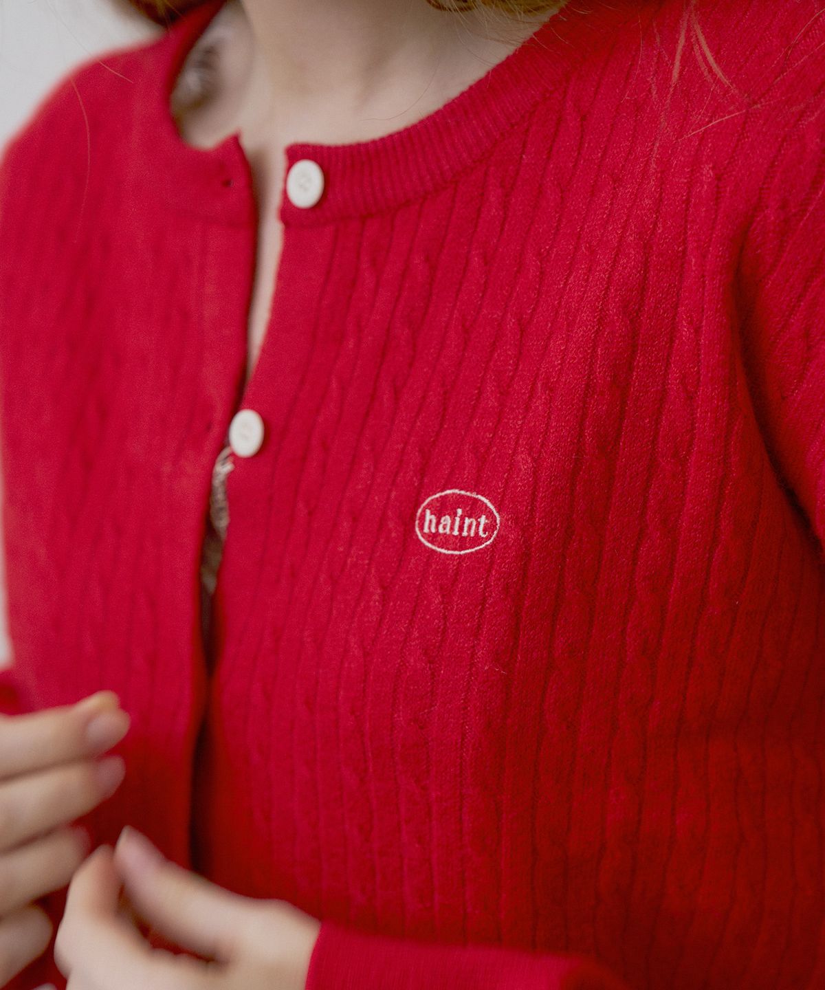 헤인트(HAINT) TAVIN CABLE EMBLEM CARDIGAN_RED