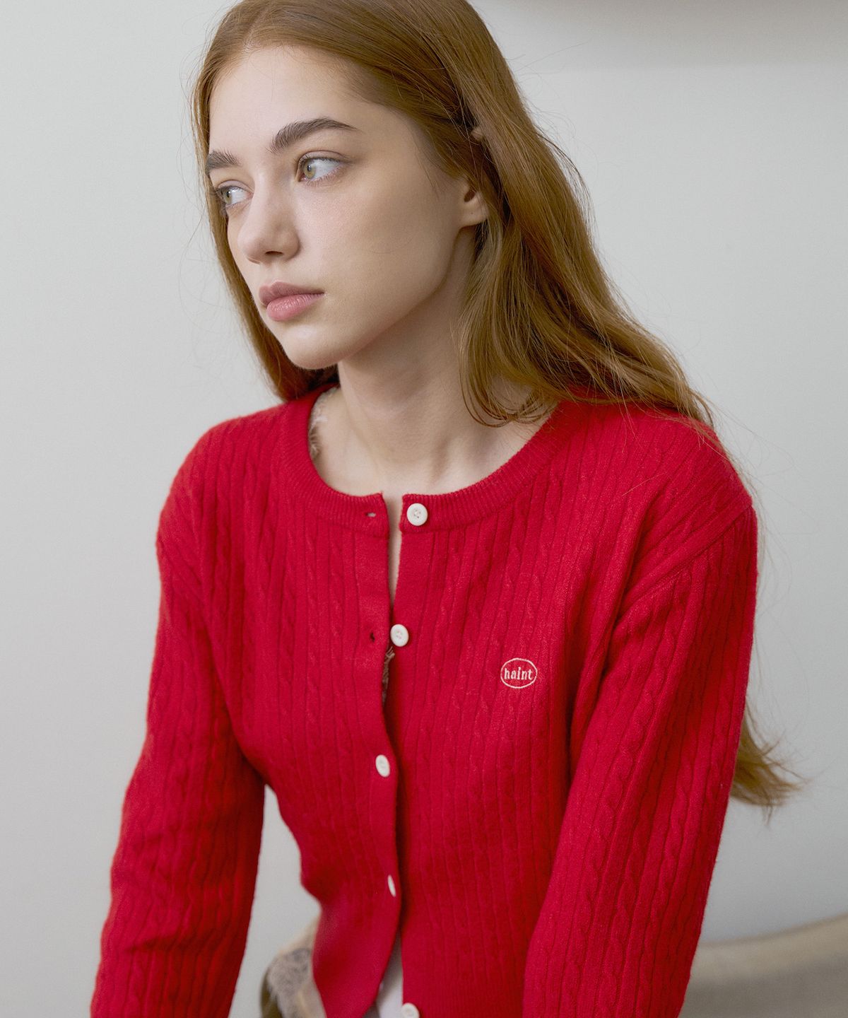 헤인트(HAINT) TAVIN CABLE EMBLEM CARDIGAN_RED