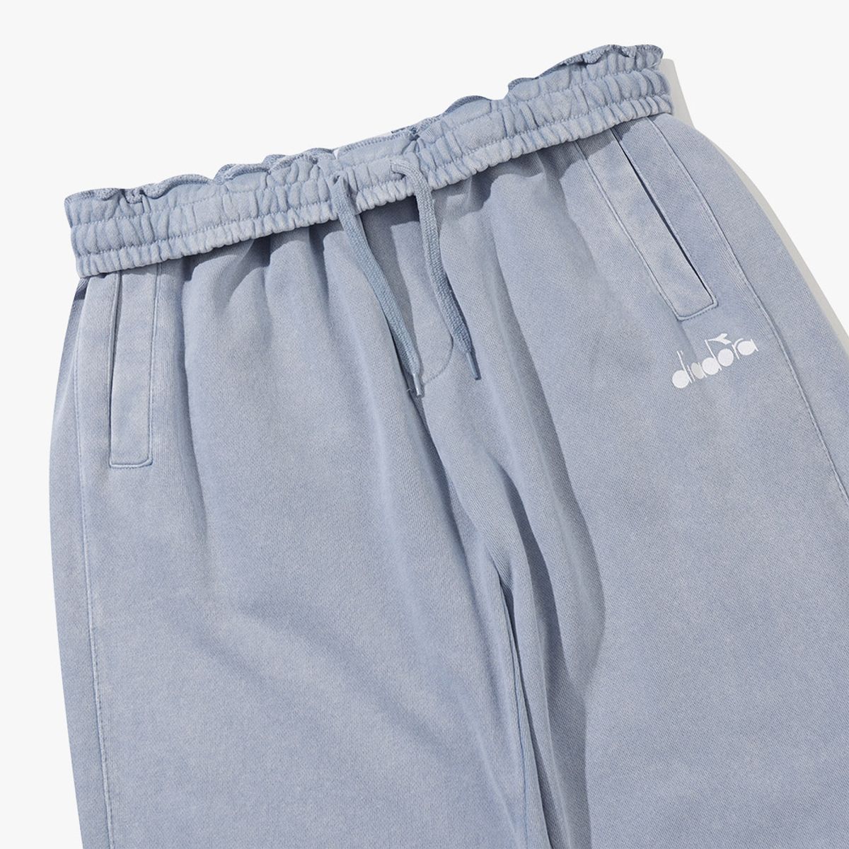 디아도라(diadora) 피그먼트 워싱 스웻팬츠 SKY BLUE
