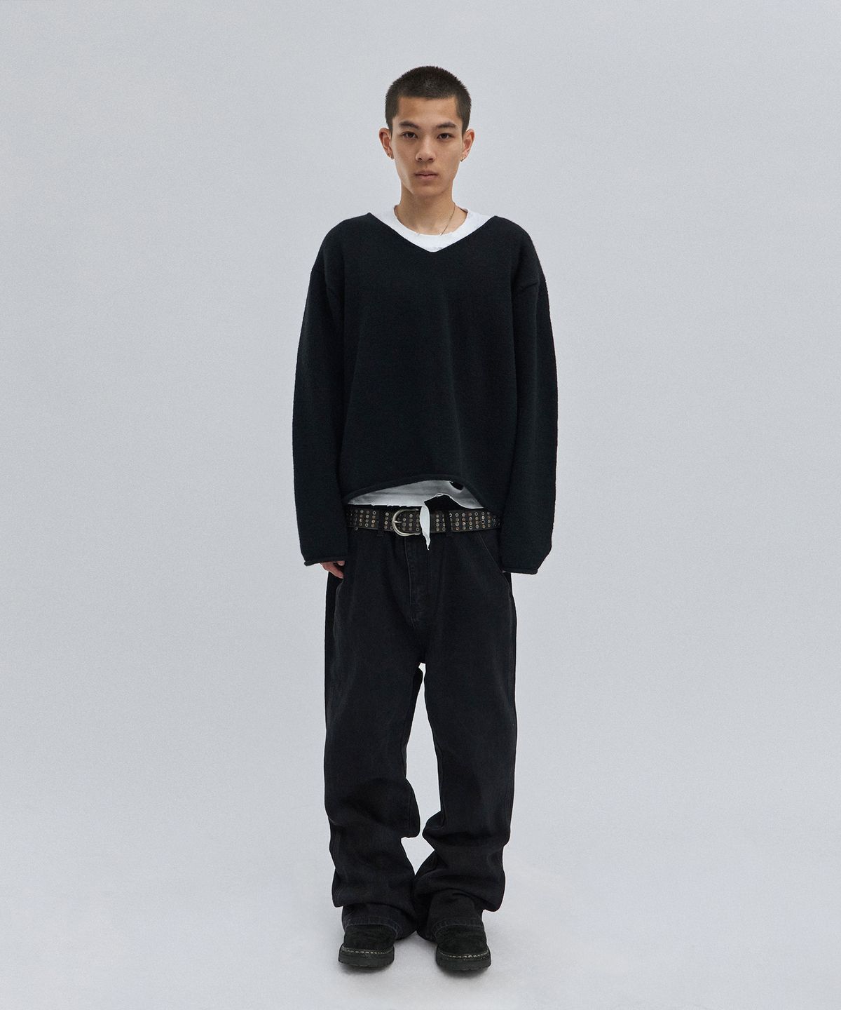 스웨이드(SUADE) V NECK ROLLED KNIT [BLACK]