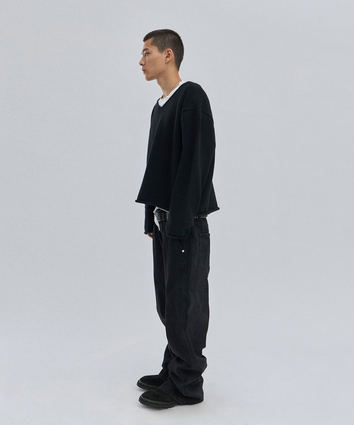 스웨이드(SUADE) V NECK ROLLED KNIT [BLACK]