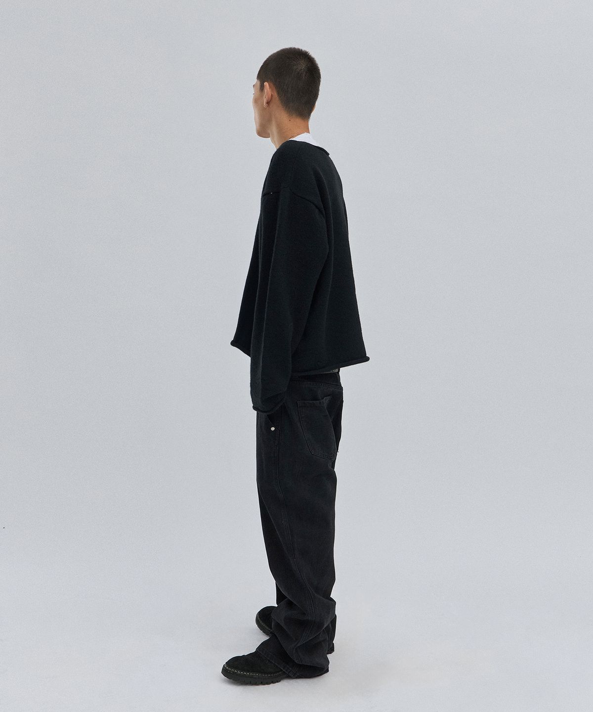 스웨이드(SUADE) V NECK ROLLED KNIT [BLACK]