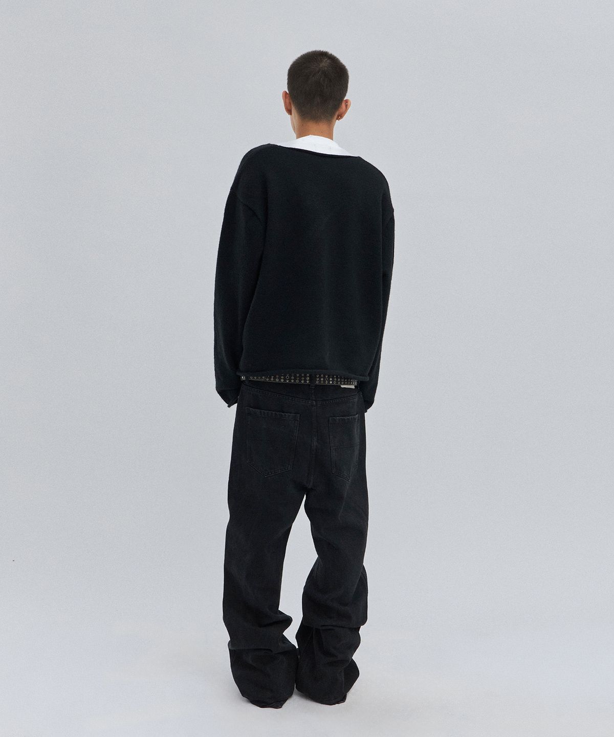 스웨이드(SUADE) V NECK ROLLED KNIT [BLACK]
