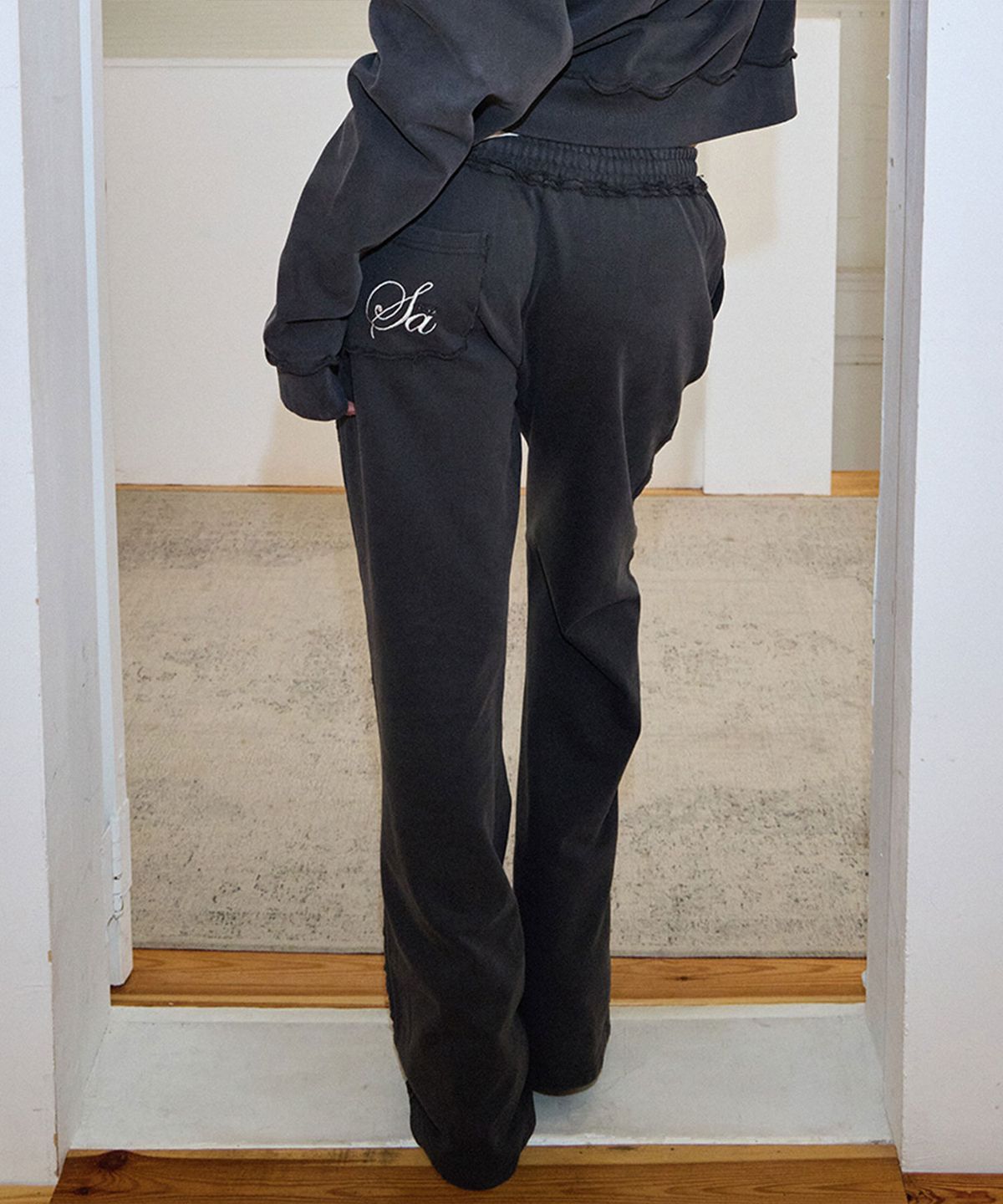 샌드뮤지엄(SAND MUSEUM) WASHED CUT OFF SWEAT PANTS [Charcoal]