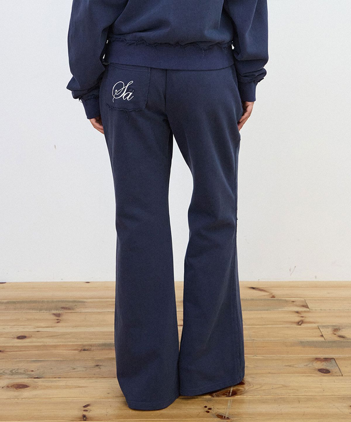 샌드뮤지엄(SAND MUSEUM) WASHED CUT OFF SWEAT PANTS [Navy]