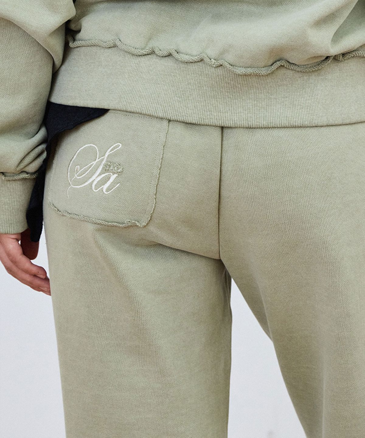 샌드뮤지엄(SAND MUSEUM) WASHED CUT OFF SWEAT PANTS [Olive]