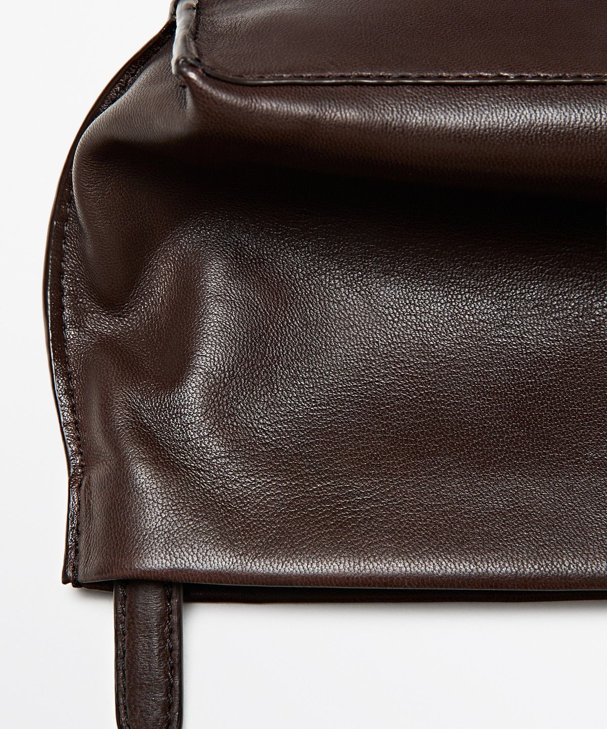 마시모두띠(MASSIMO DUTTI) 소프트 나파 레더 미디엄 토일렛백