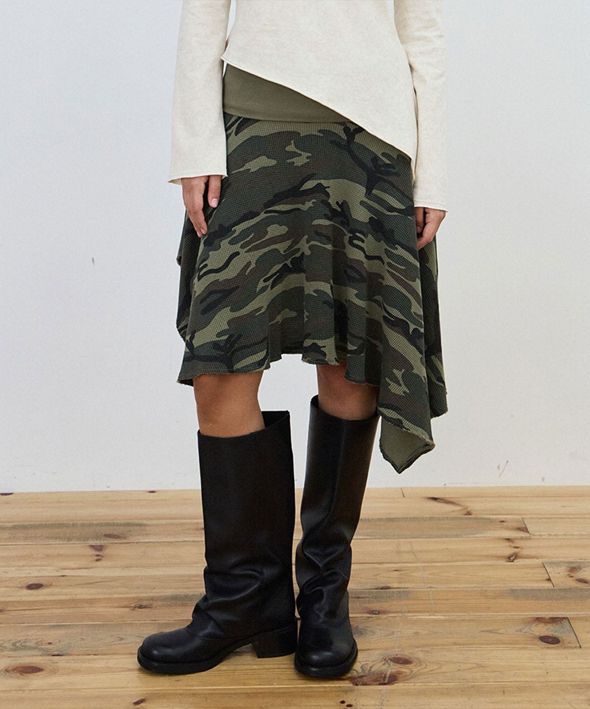 샌드뮤지엄(SAND MUSEUM) FOLDED WAFFLE LAYERED SKIRT [Camo Olive]