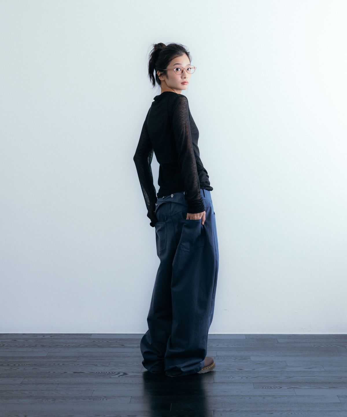 이요우아(IYOWUAH) Back Belt Wide Cotton Pants, Navy