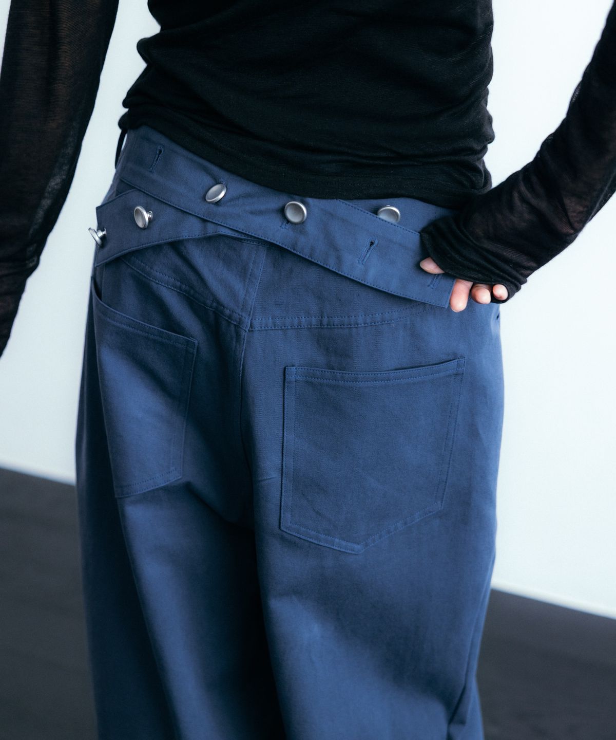 이요우아(IYOWUAH) Back Belt Wide Cotton Pants, Navy