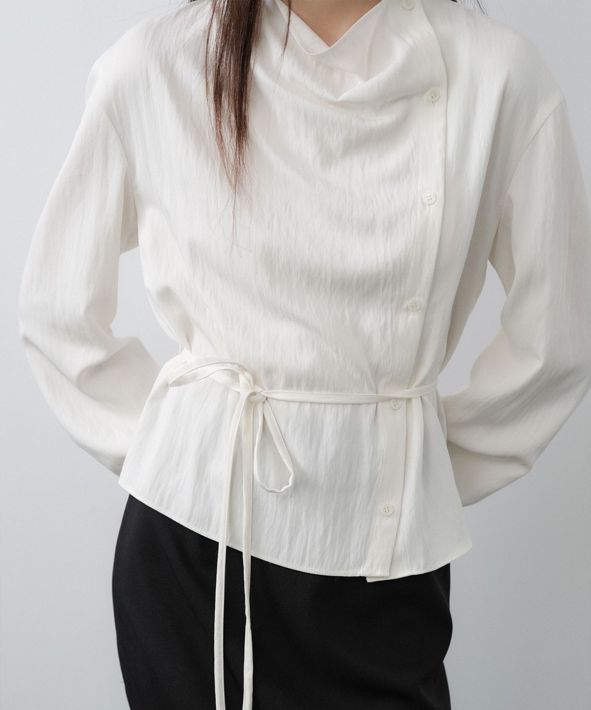 루시르주(LUCIR ZU) Cowl Neck Button Blouse (Cream)