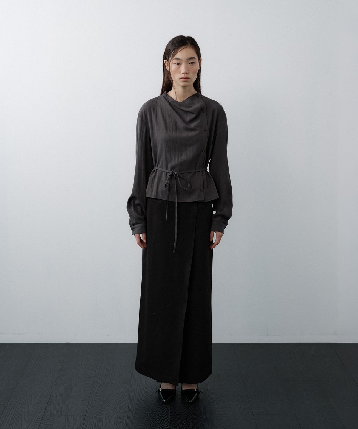 루시르주(LUCIR ZU) Cowl Neck Button Blouse (Charcoal)