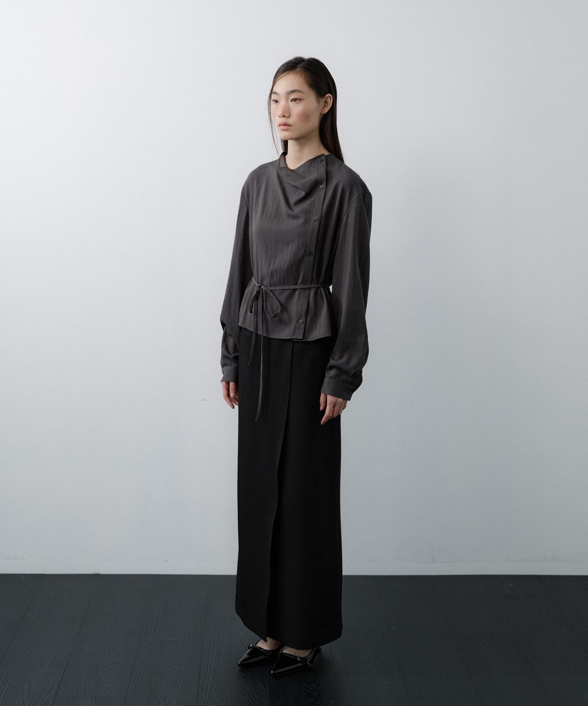 루시르주(LUCIR ZU) Cowl Neck Button Blouse (Charcoal)