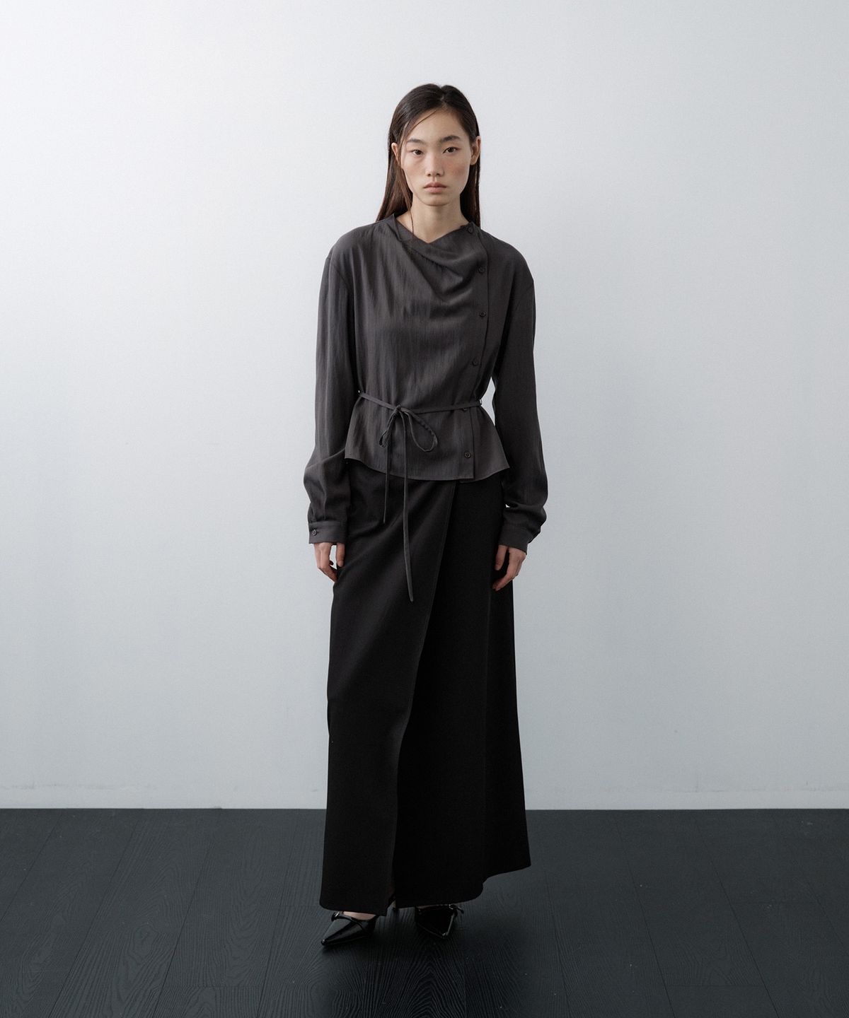 루시르주(LUCIR ZU) Cowl Neck Button Blouse (Charcoal)