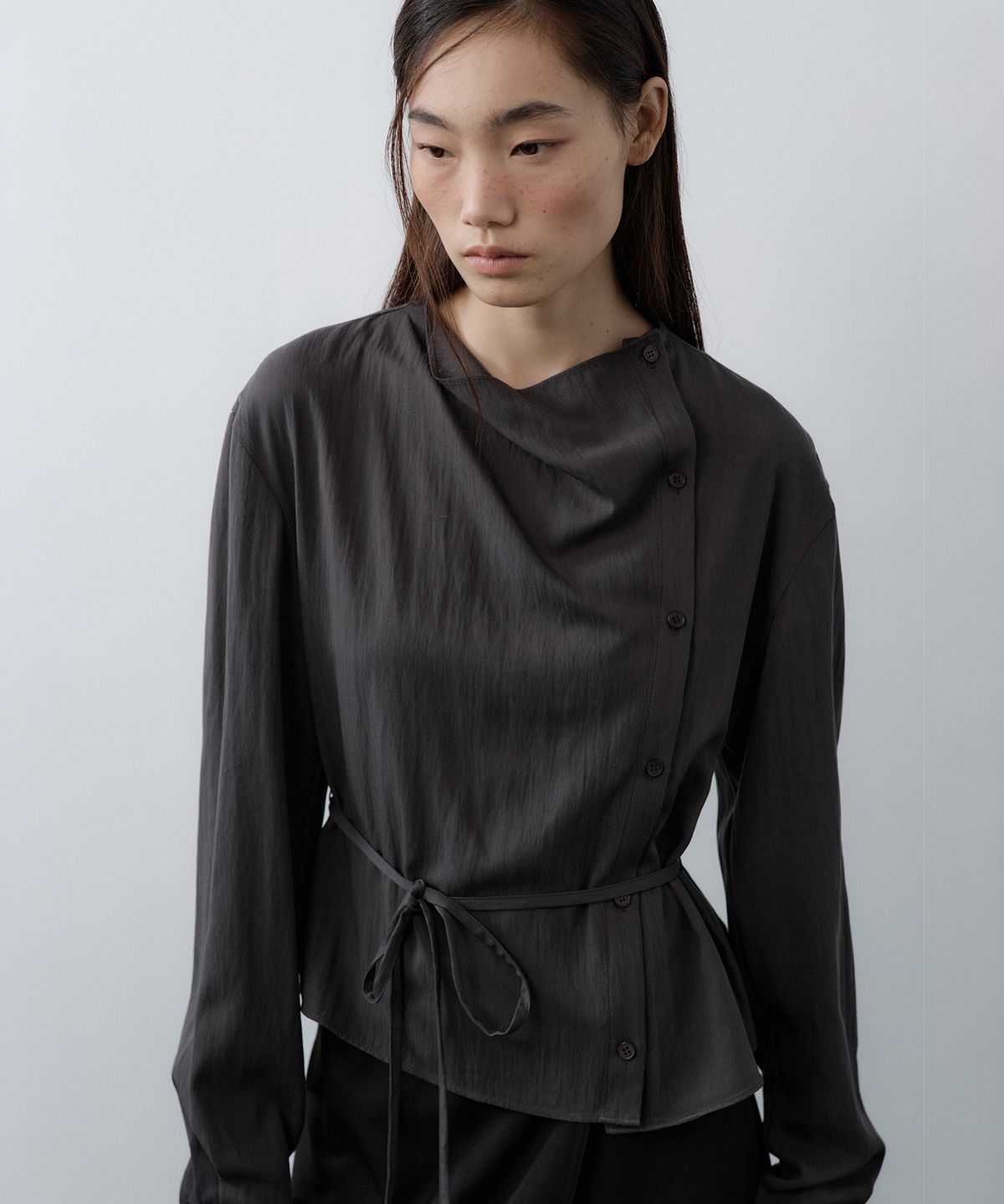 루시르주(LUCIR ZU) Cowl Neck Button Blouse (Charcoal)