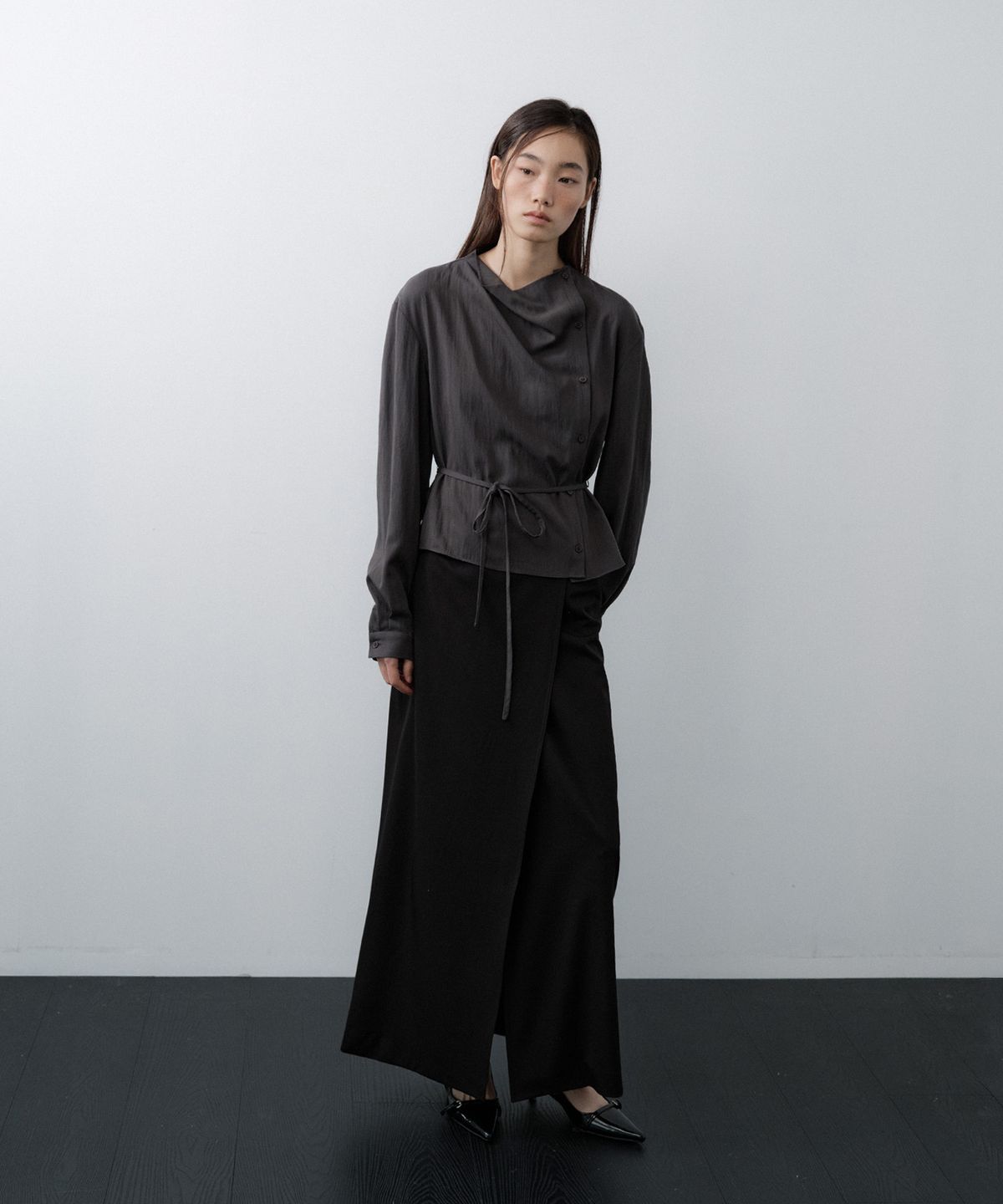 루시르주(LUCIR ZU) Cowl Neck Button Blouse (Charcoal)