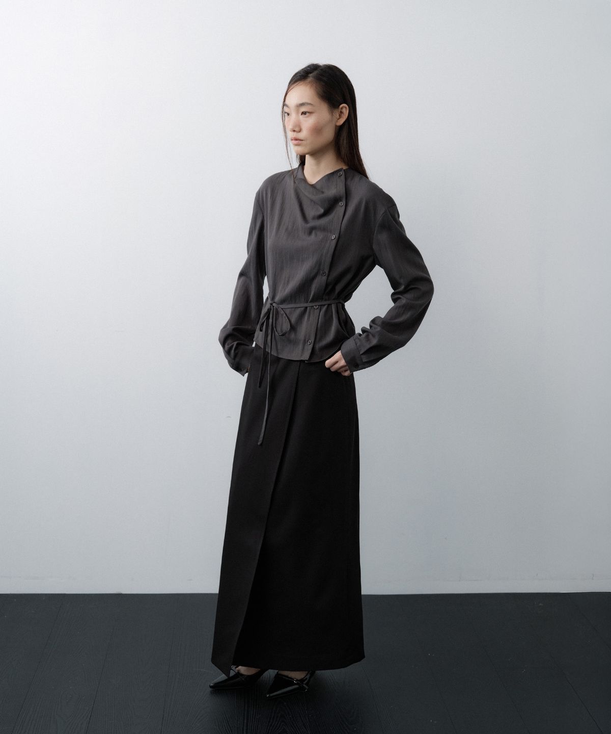 루시르주(LUCIR ZU) Cowl Neck Button Blouse (Charcoal)