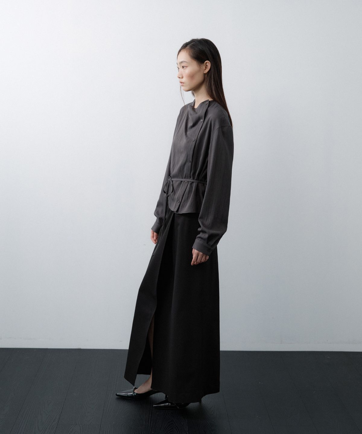 루시르주(LUCIR ZU) Cowl Neck Button Blouse (Charcoal)