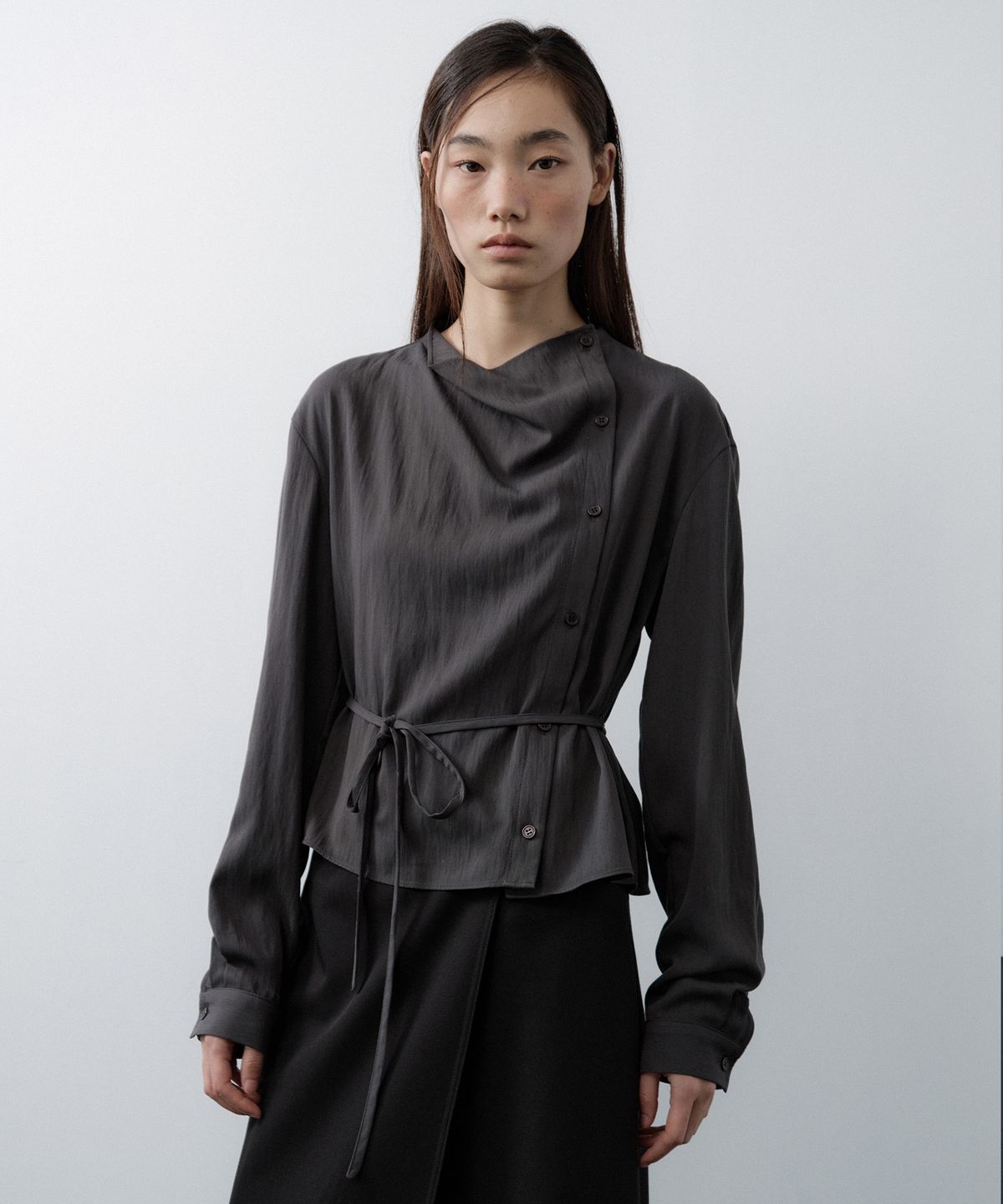 루시르주(LUCIR ZU) Cowl Neck Button Blouse (Charcoal)
