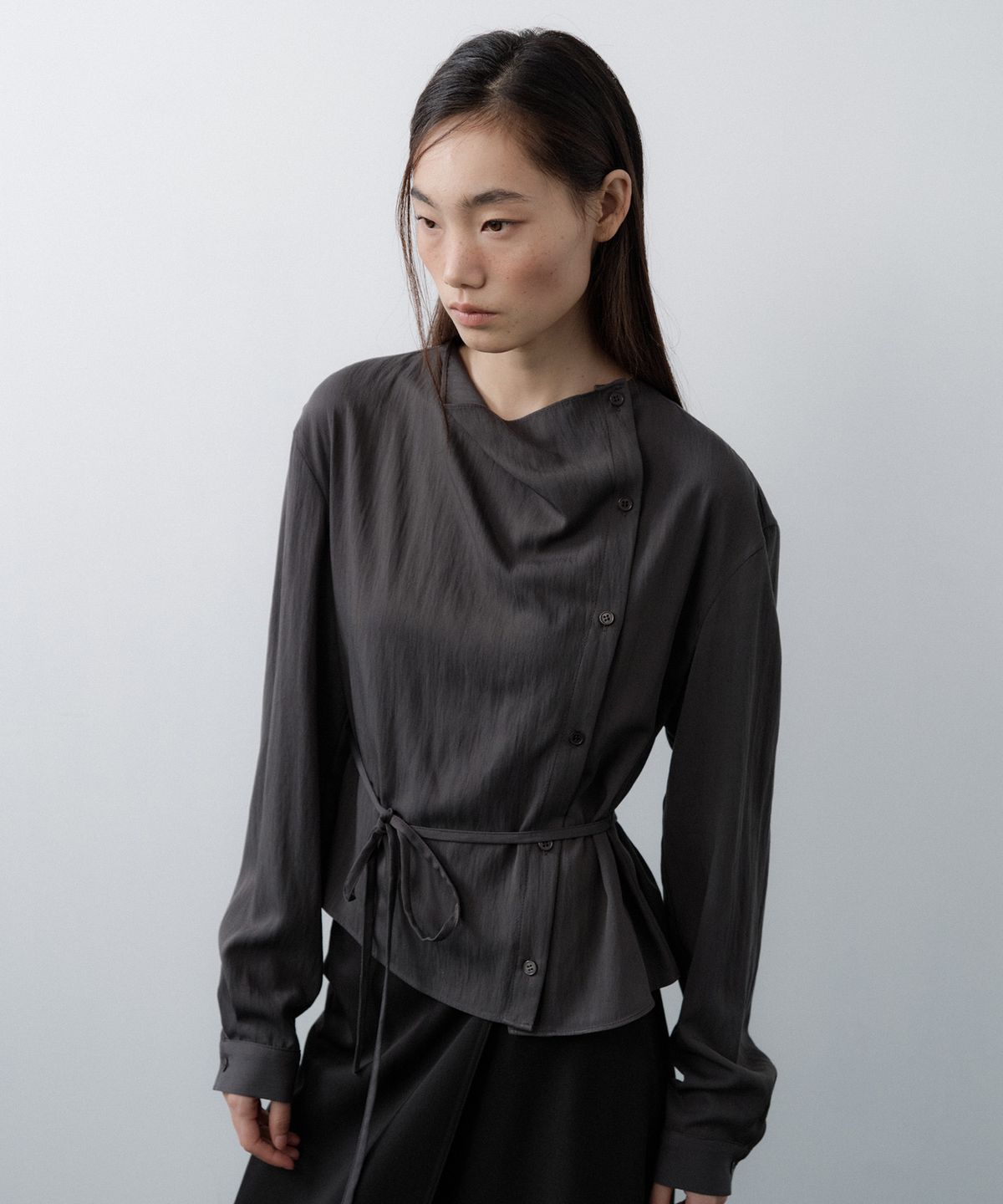 루시르주(LUCIR ZU) Cowl Neck Button Blouse (Charcoal)