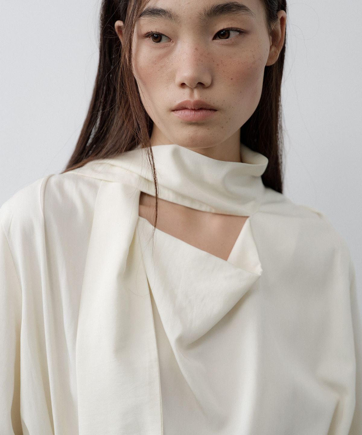 루시르주(LUCIR ZU) Scarf Cowl Neck Blouse (Cream)