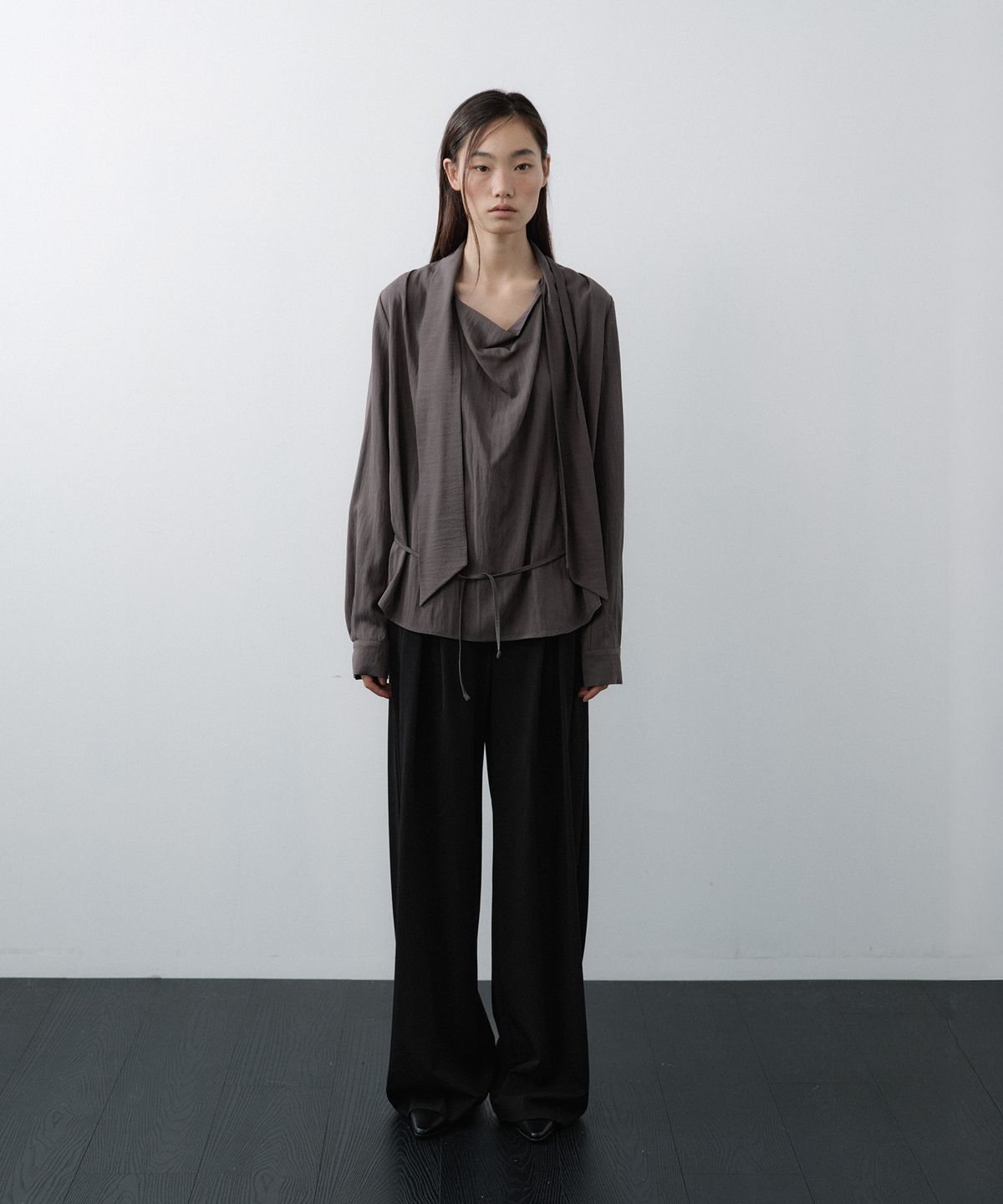 루시르주(LUCIR ZU) Scarf Cowl Neck Blouse (Charcoal)