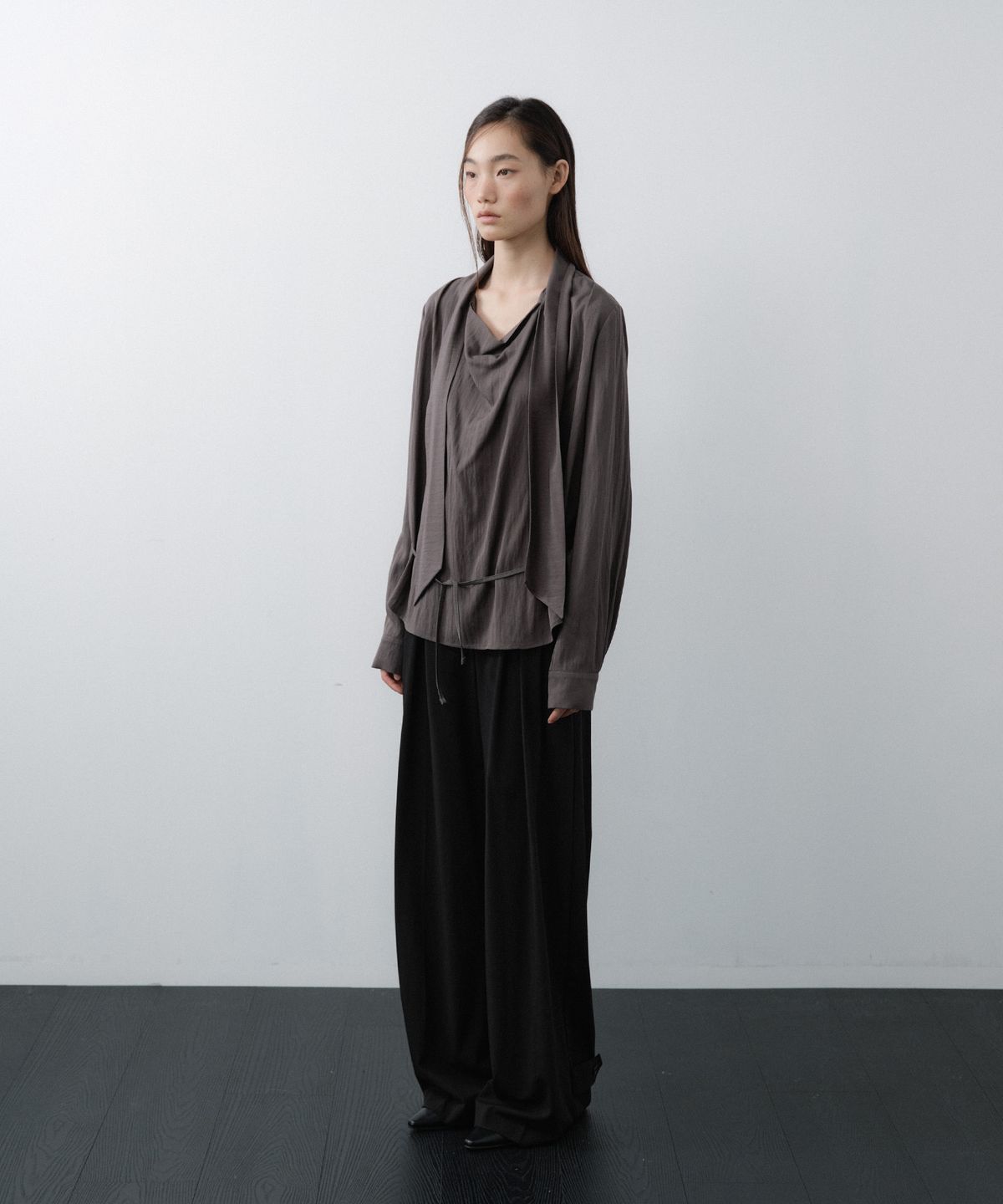루시르주(LUCIR ZU) Scarf Cowl Neck Blouse (Charcoal)