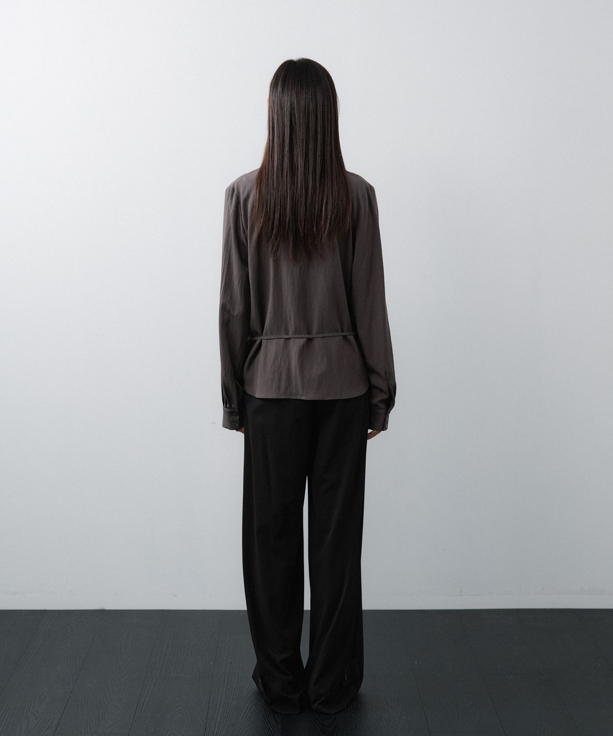 루시르주(LUCIR ZU) Scarf Cowl Neck Blouse (Charcoal)