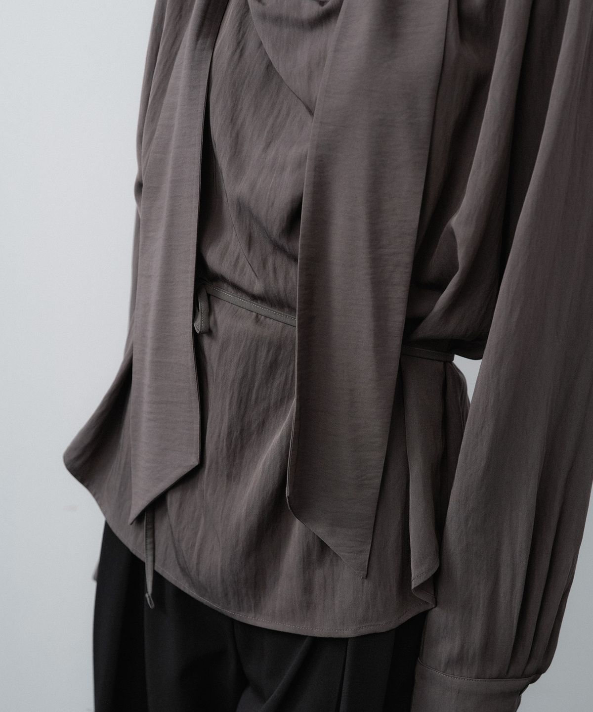 루시르주(LUCIR ZU) Scarf Cowl Neck Blouse (Charcoal)