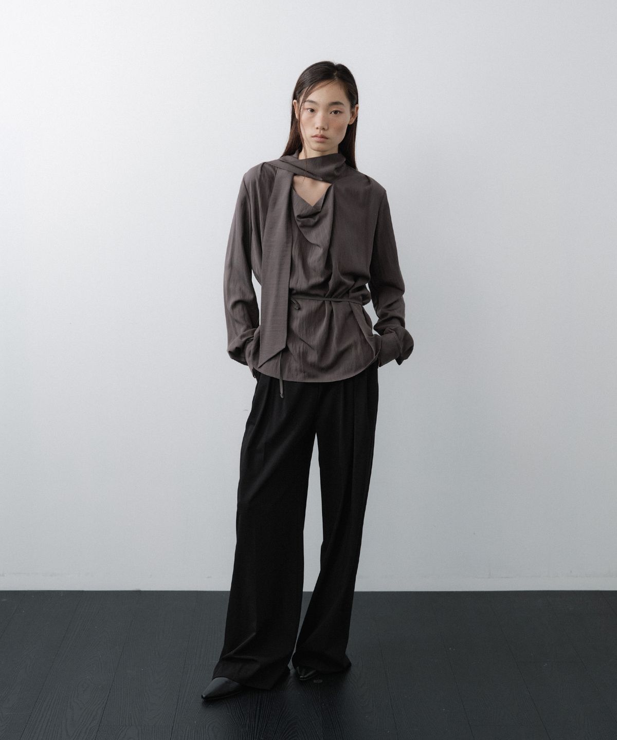 루시르주(LUCIR ZU) Scarf Cowl Neck Blouse (Charcoal)