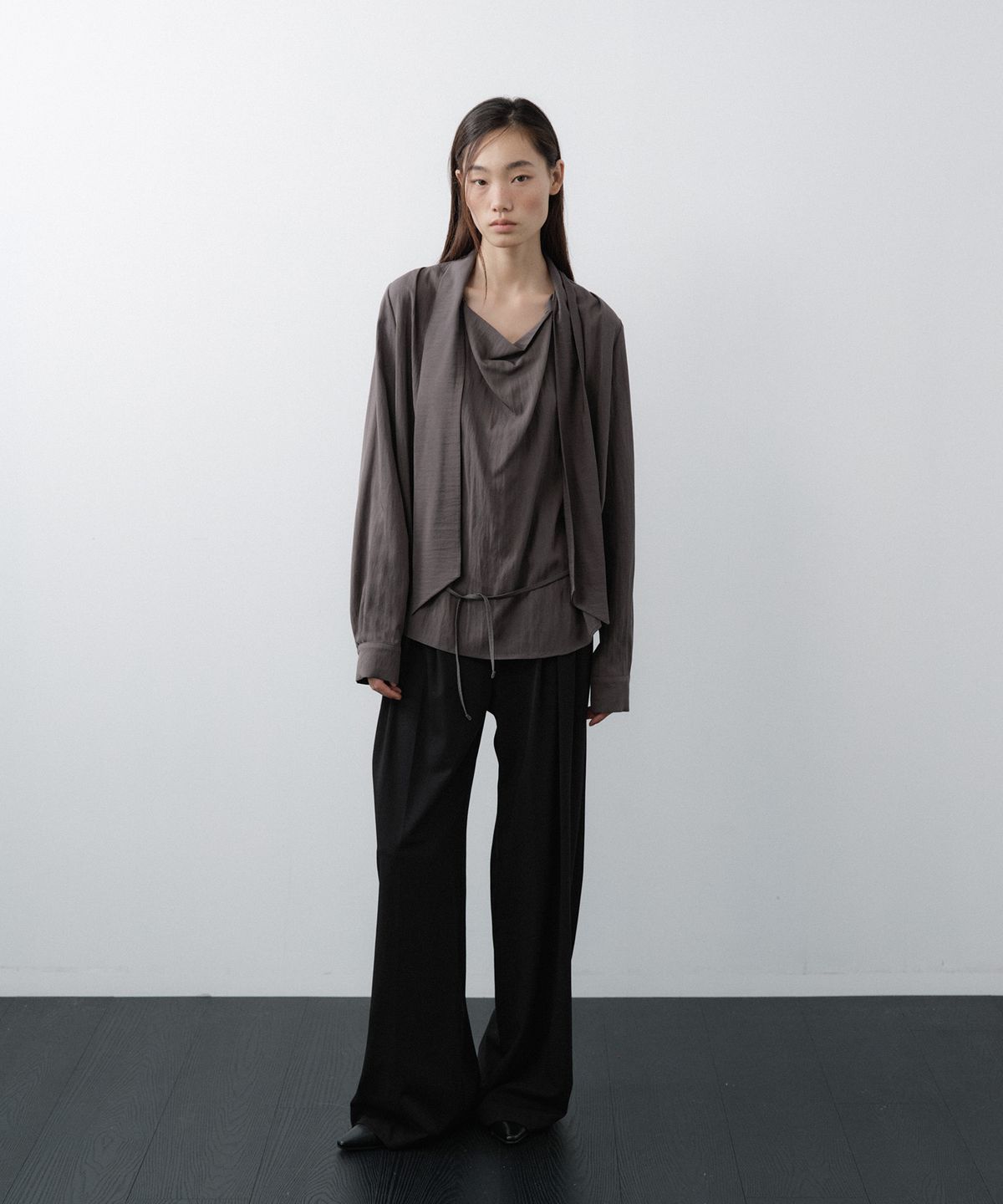 루시르주(LUCIR ZU) Scarf Cowl Neck Blouse (Charcoal)