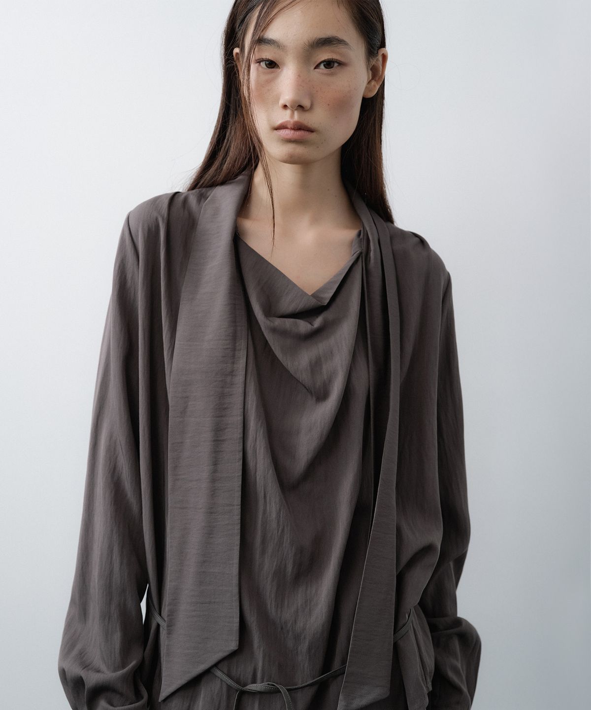 루시르주(LUCIR ZU) Scarf Cowl Neck Blouse (Charcoal)