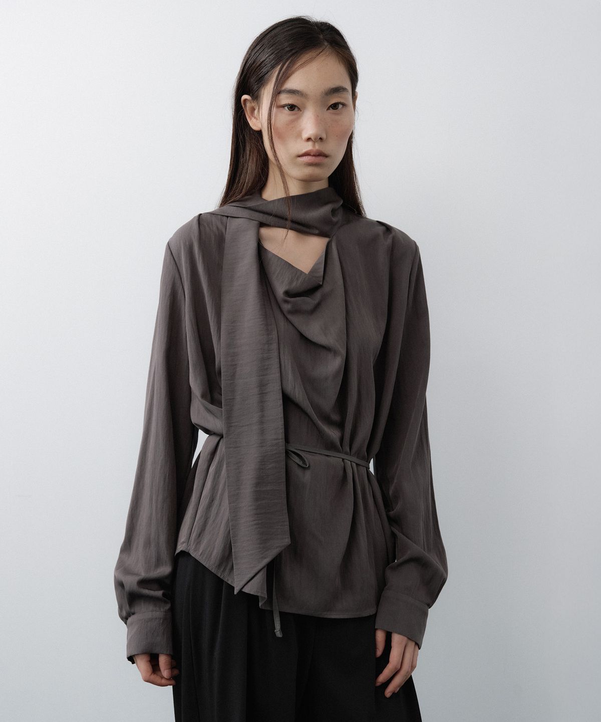 루시르주(LUCIR ZU) Scarf Cowl Neck Blouse (Charcoal)