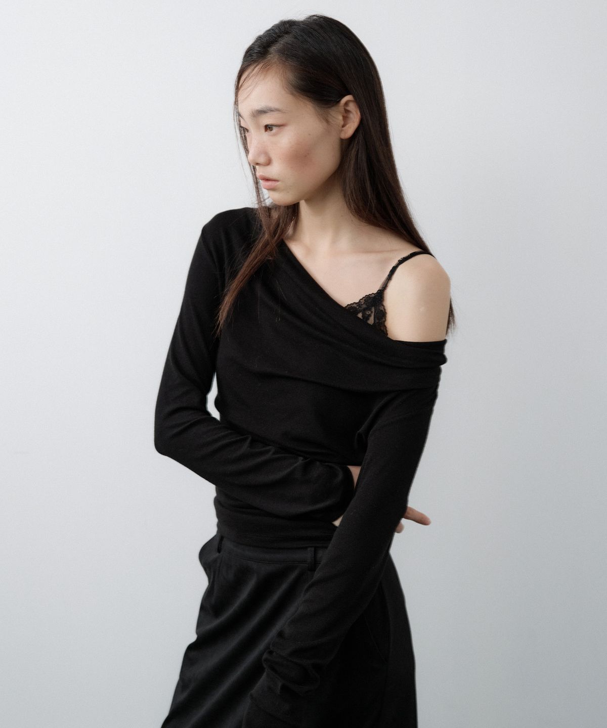 루시르주(LUCIR ZU) Cowl Neck Convertible-Sleeve Top (Black)