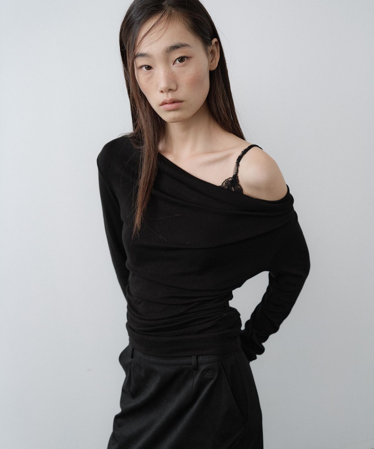 루시르주(LUCIR ZU) Cowl Neck Convertible-Sleeve Top (Black)