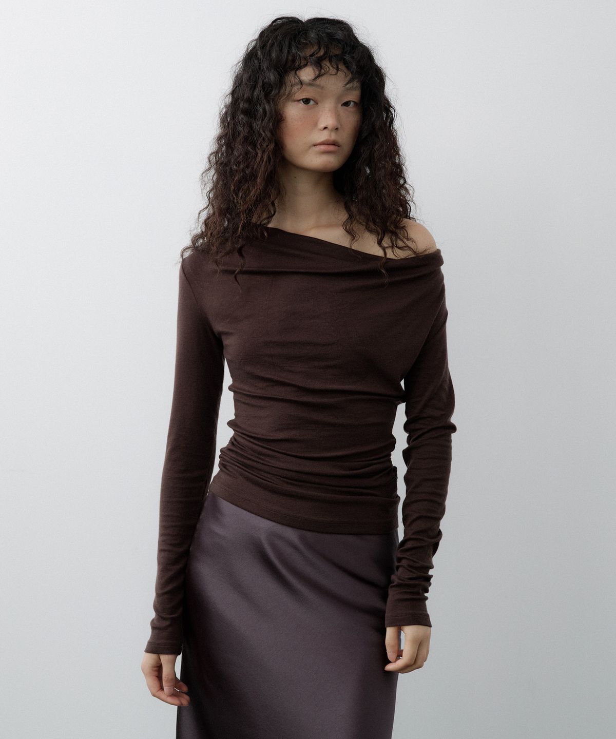 루시르주(LUCIR ZU) Cowl Neck Convertible-Sleeve Top (Brown)
