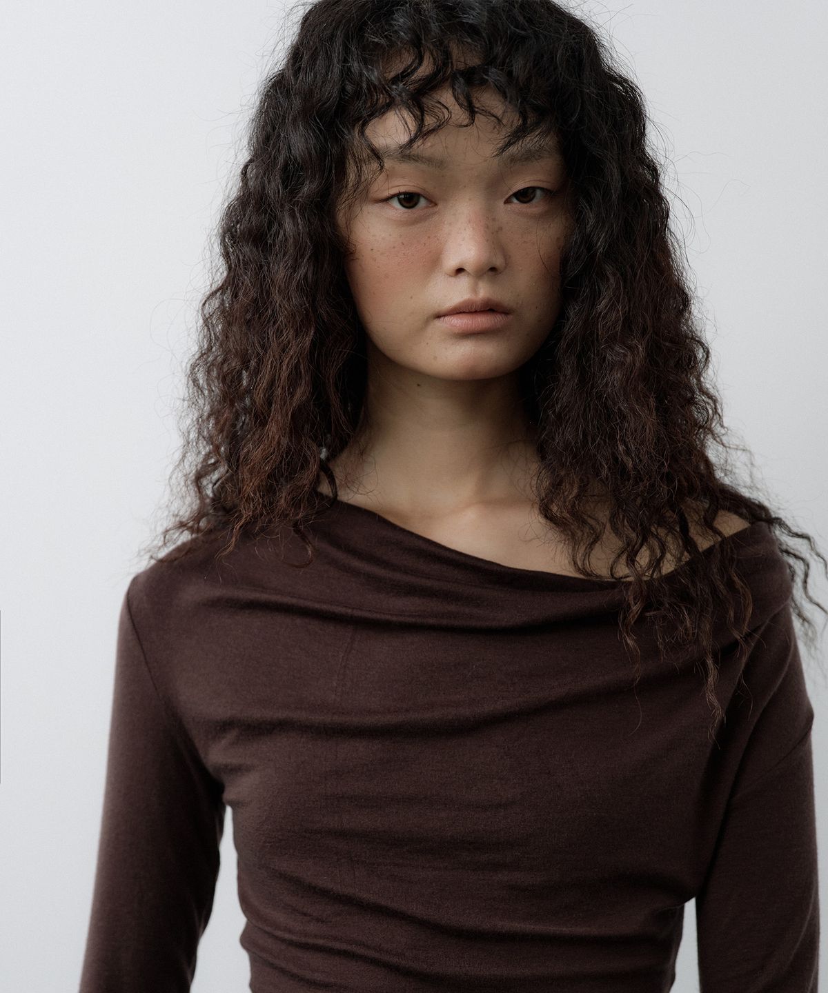 루시르주(LUCIR ZU) Cowl Neck Convertible-Sleeve Top (Brown)