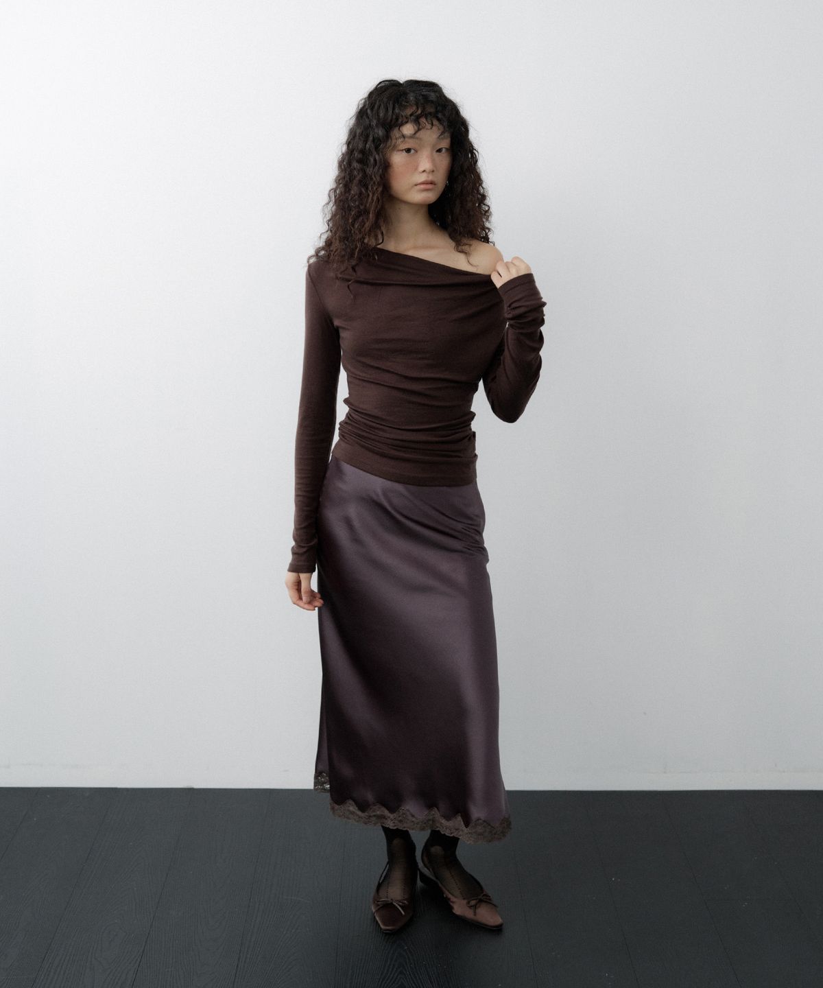 루시르주(LUCIR ZU) Cowl Neck Convertible-Sleeve Top (Brown)