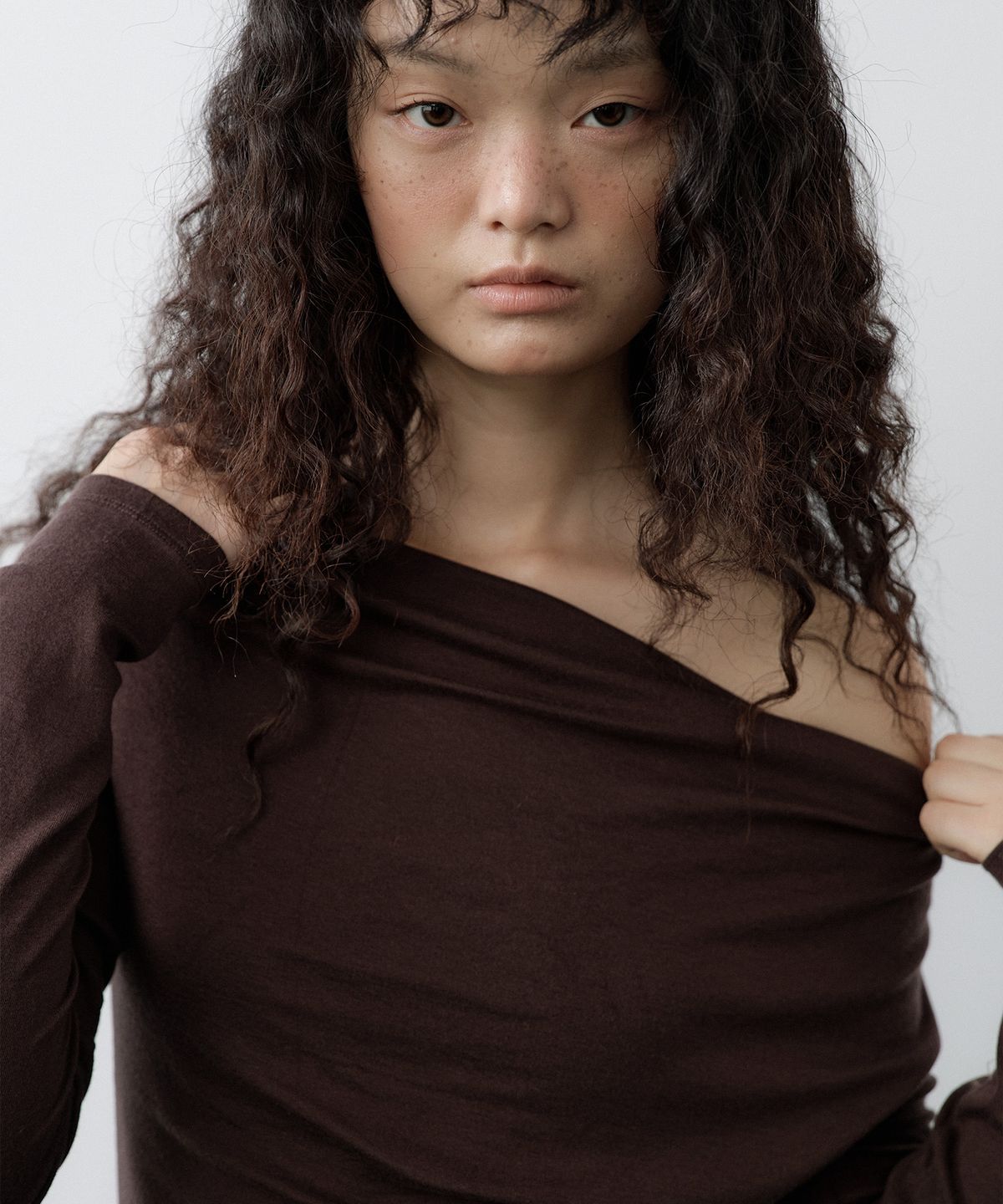 루시르주(LUCIR ZU) Cowl Neck Convertible-Sleeve Top (Brown)