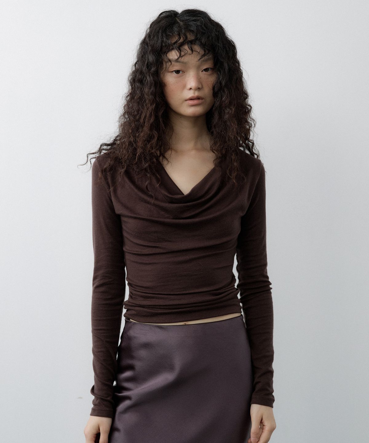루시르주(LUCIR ZU) Cowl Neck Convertible-Sleeve Top (Brown)