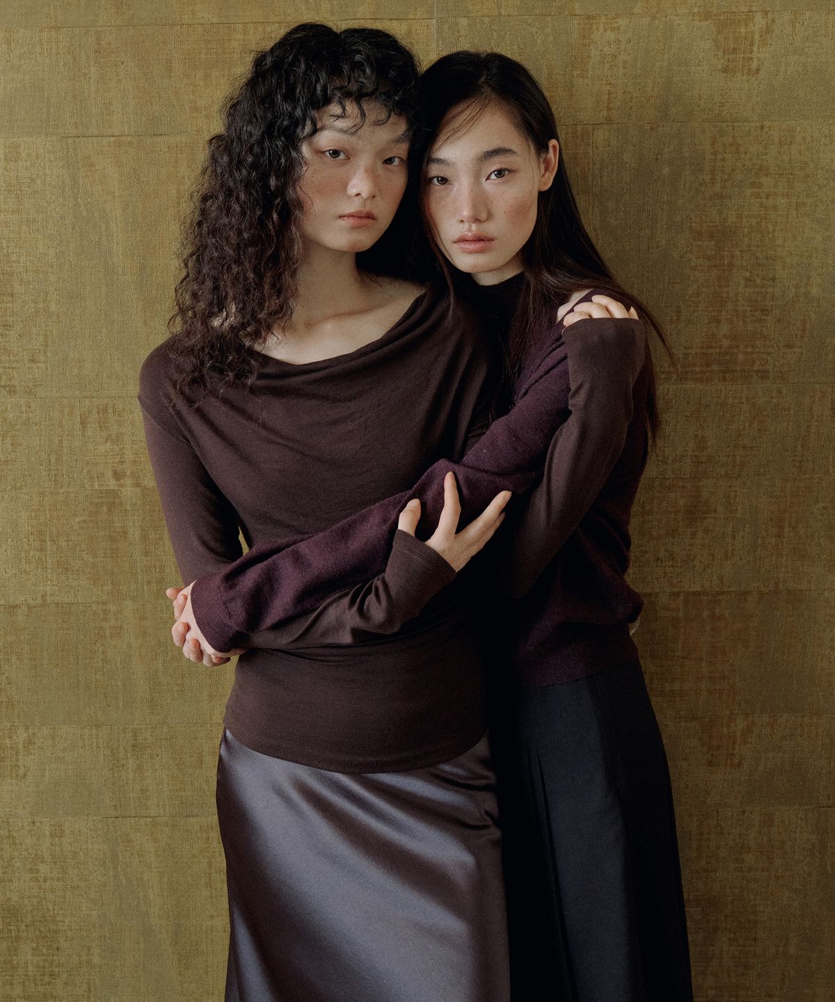 루시르주(LUCIR ZU) Cowl Neck Convertible-Sleeve Top (Brown)