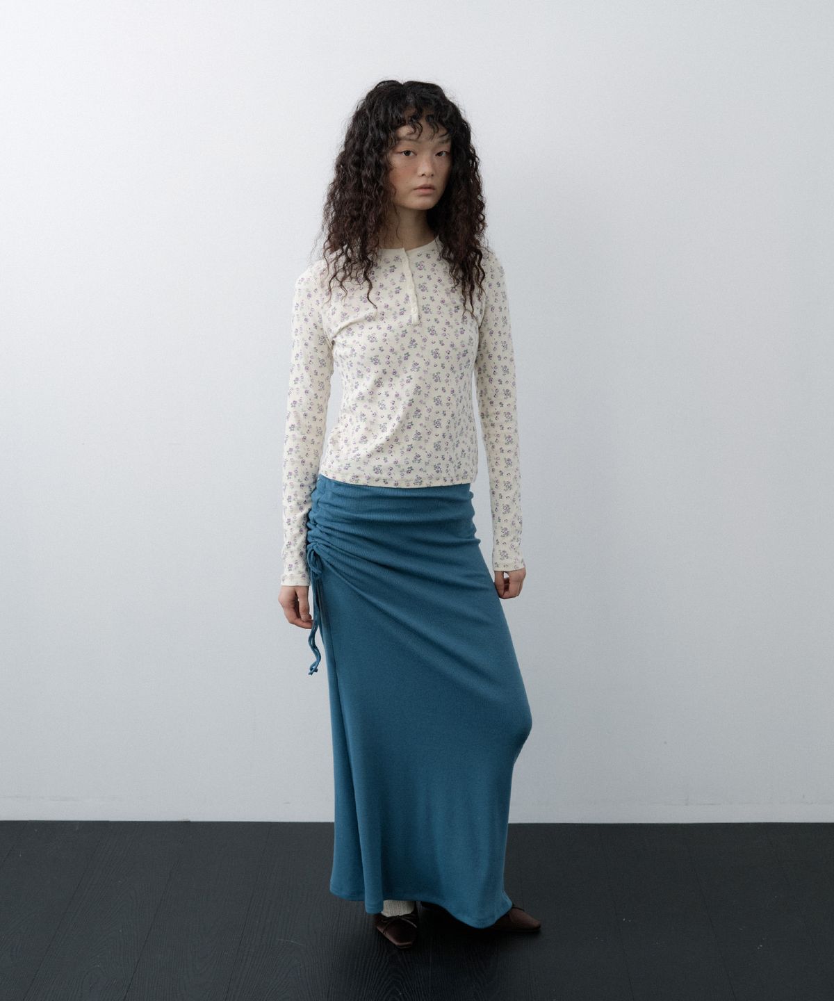 루시르주(LUCIR ZU) Tiny Floral Henley Top (Cream)