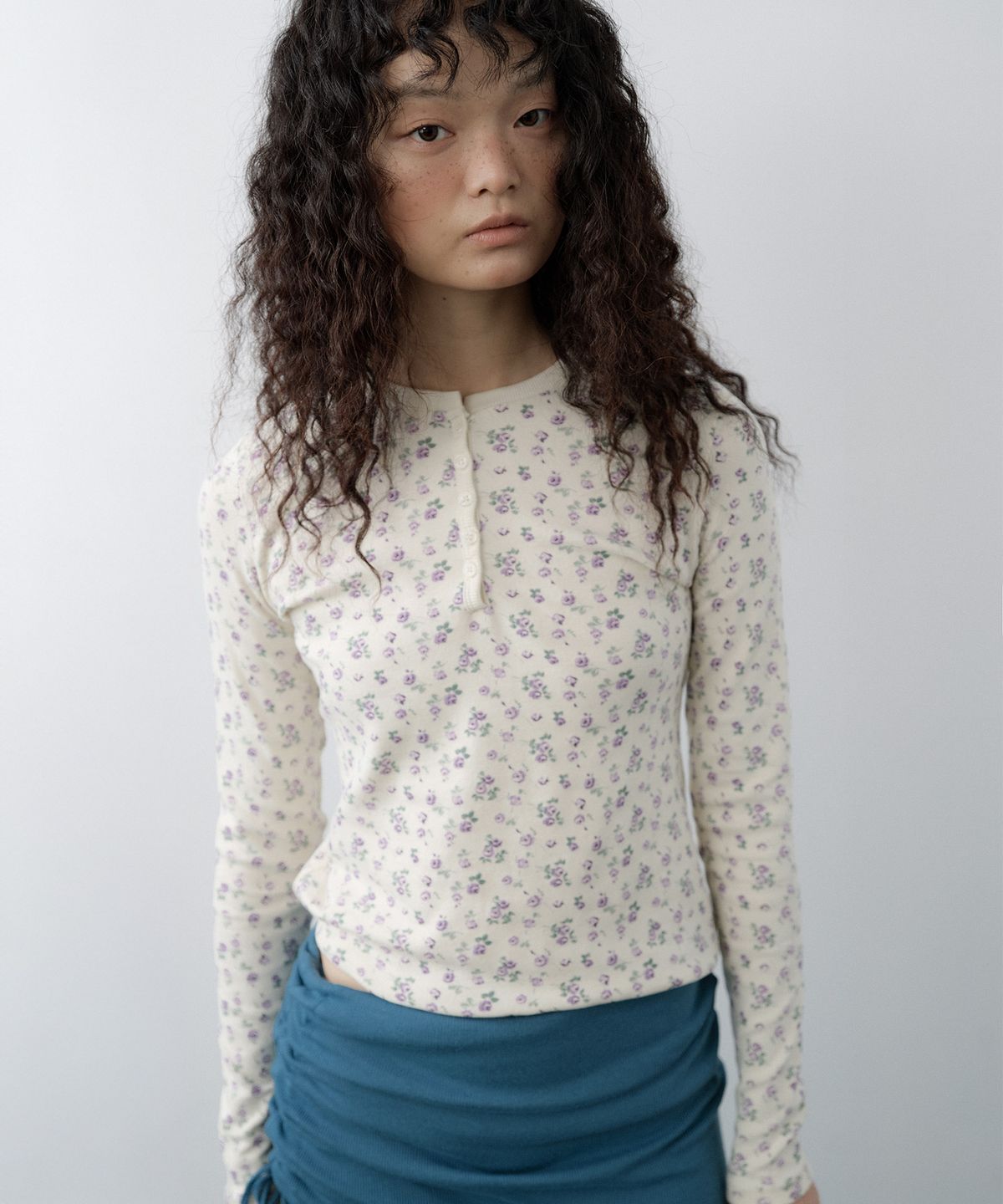 루시르주(LUCIR ZU) Tiny Floral Henley Top (Cream)