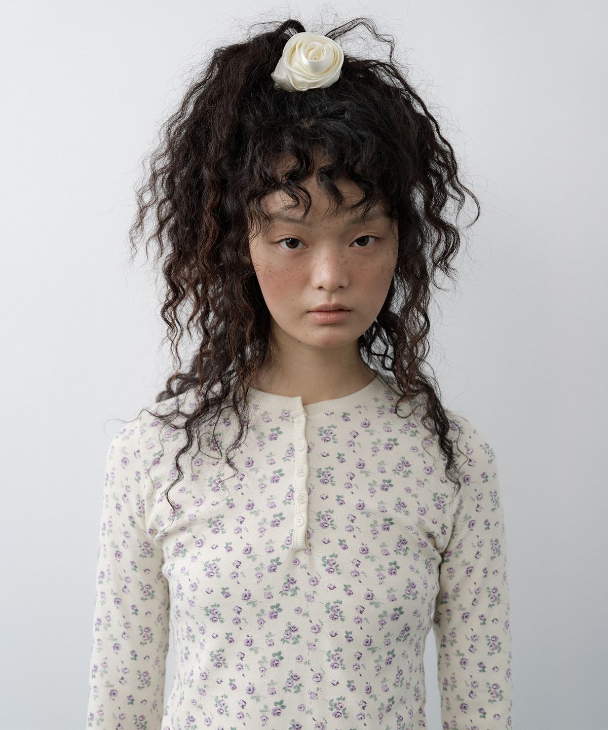 루시르주(LUCIR ZU) Tiny Floral Henley Top (Cream)