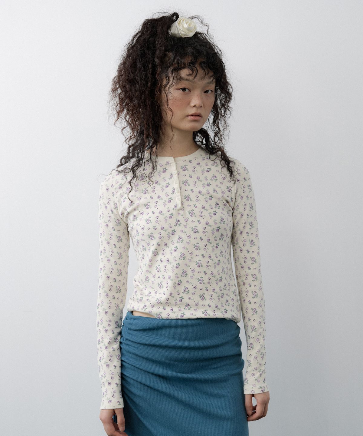 루시르주(LUCIR ZU) Tiny Floral Henley Top (Cream)