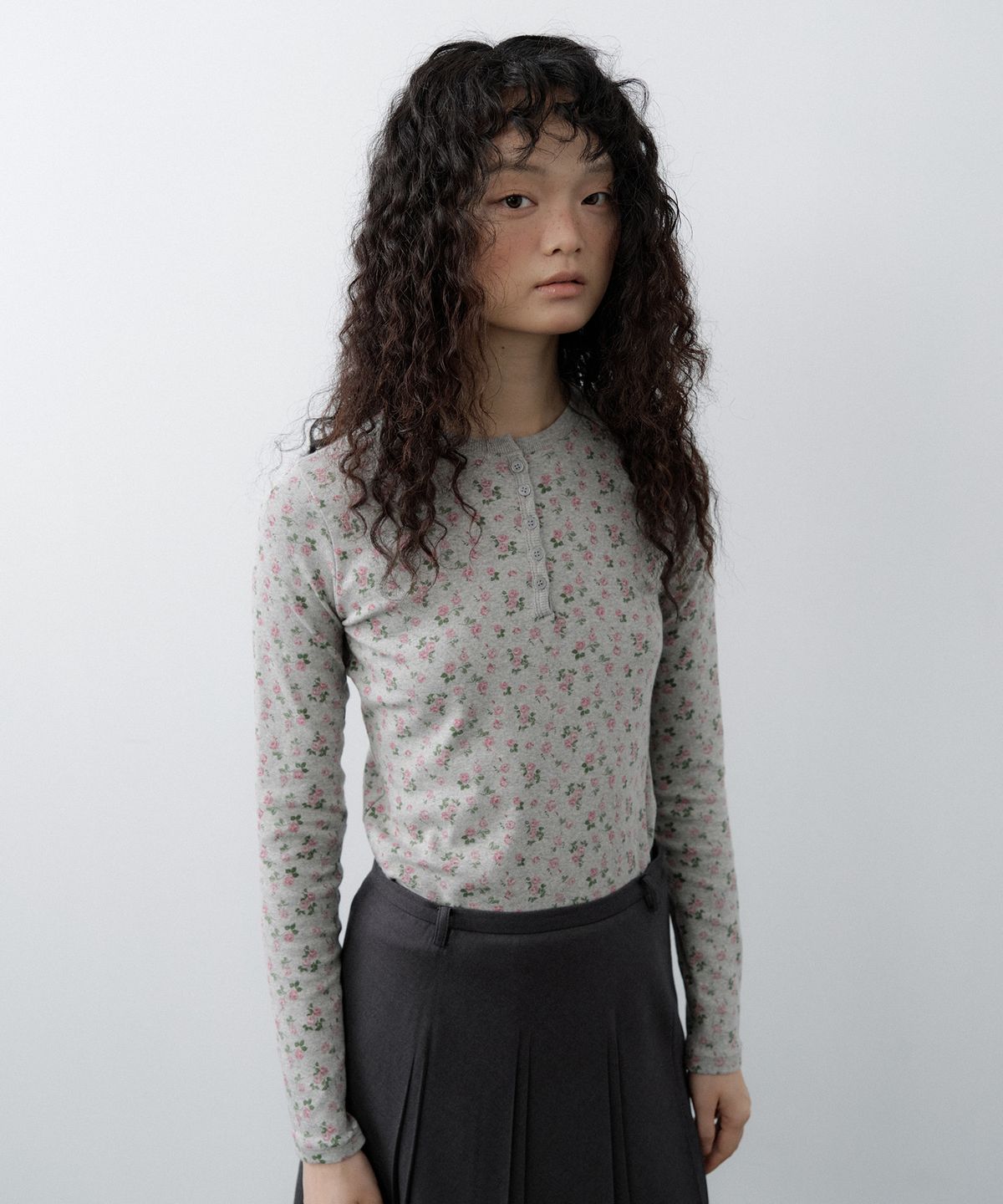 루시르주(LUCIR ZU) Tiny Floral Henley Top (Melange)