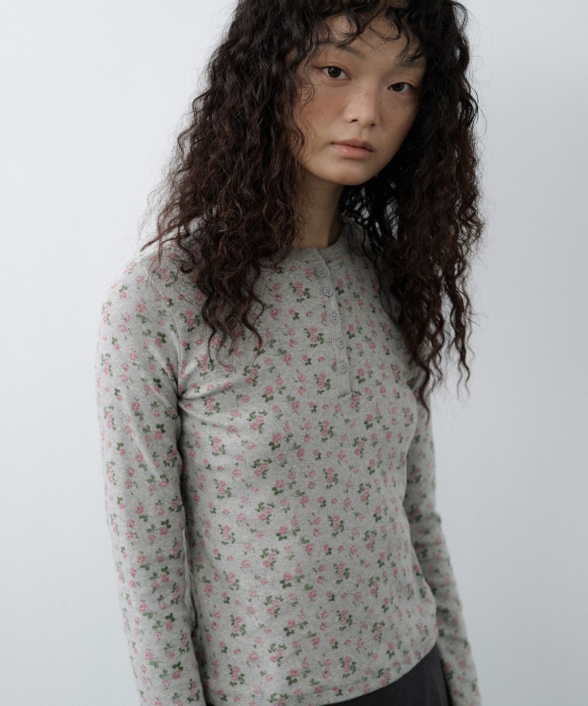 루시르주(LUCIR ZU) Tiny Floral Henley Top (Melange)