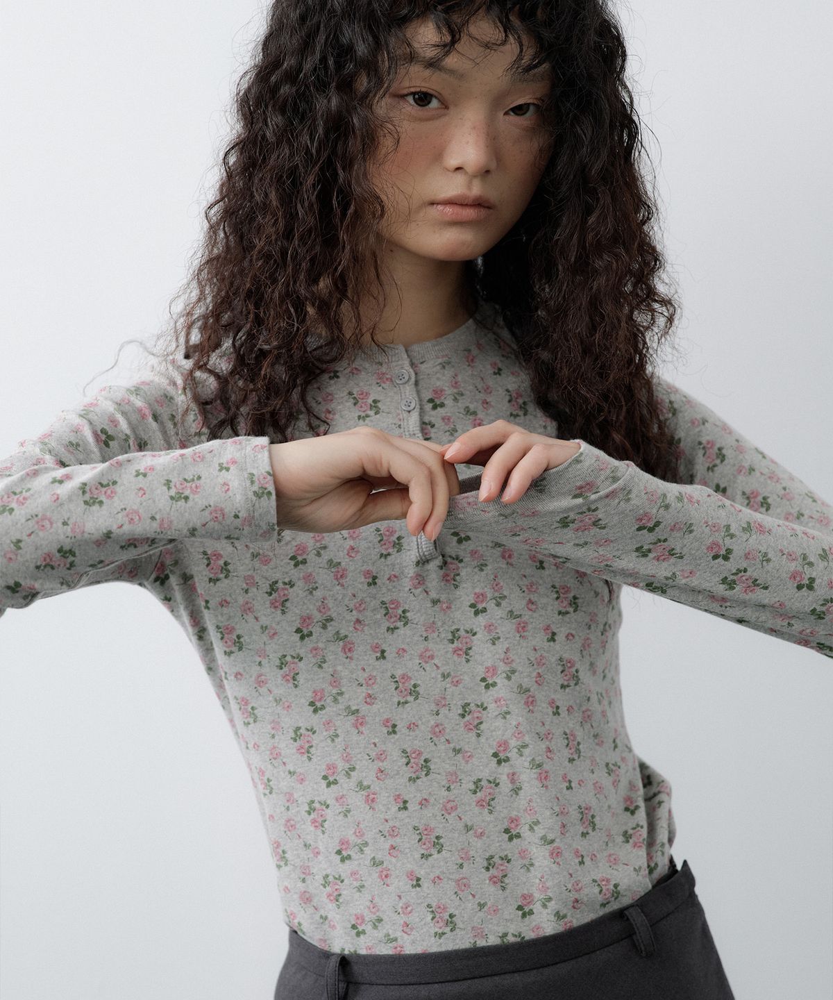 루시르주(LUCIR ZU) Tiny Floral Henley Top (Melange)