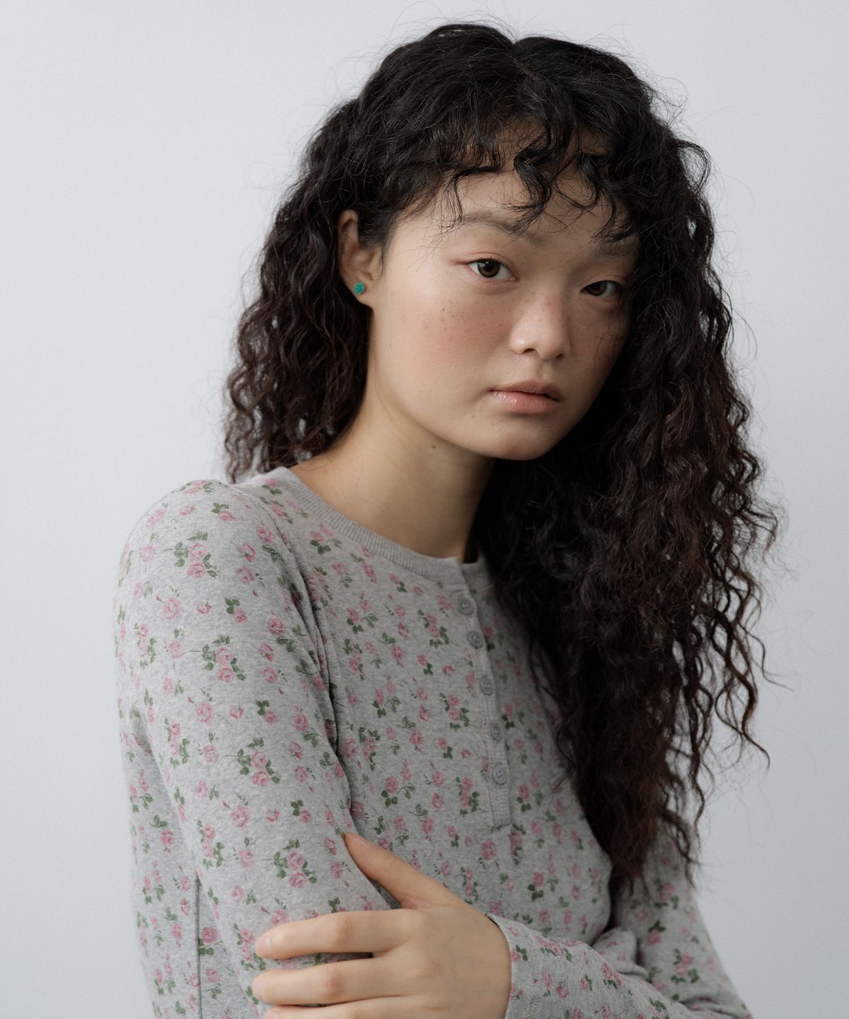 루시르주(LUCIR ZU) Tiny Floral Henley Top (Melange)